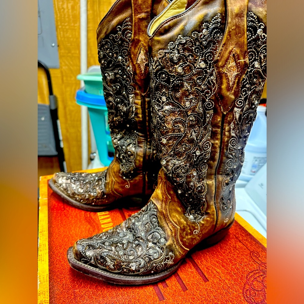 Corral LD Cognac inlay and flowered embroidery Boots Size 6.5 beautiful.